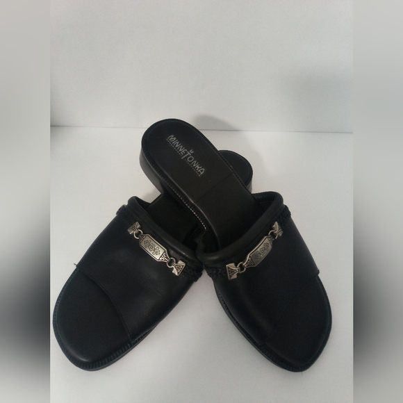 Minnetonka Black Sandals / Size 9 - Picture 1 of 6